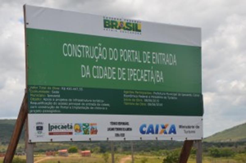 Placa que anuncia a construção do portal