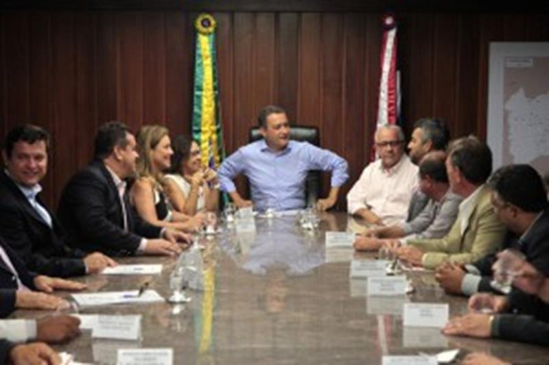 Governador Rui Costa, junto a Josias Gomes, Serin,  se reúnem com os prefeitos eleitos do PSD, acompanhados pela senadora Lídice da Mata, deputada Fabiola Mansur e o deputado Marquinhos Viana. Foto Mateus Pereira/GOVBA