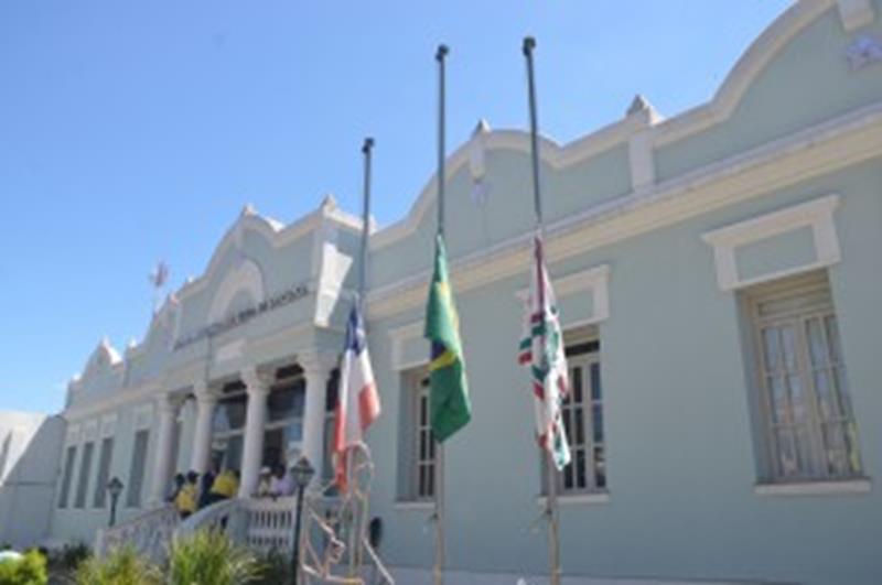 Câmara Municipal com Bandeiras a meio-mastro 