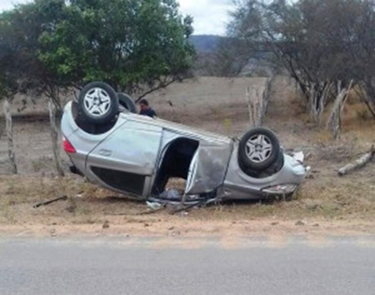 Radialista Lúcio Moura sofre acidente e capota o carro 