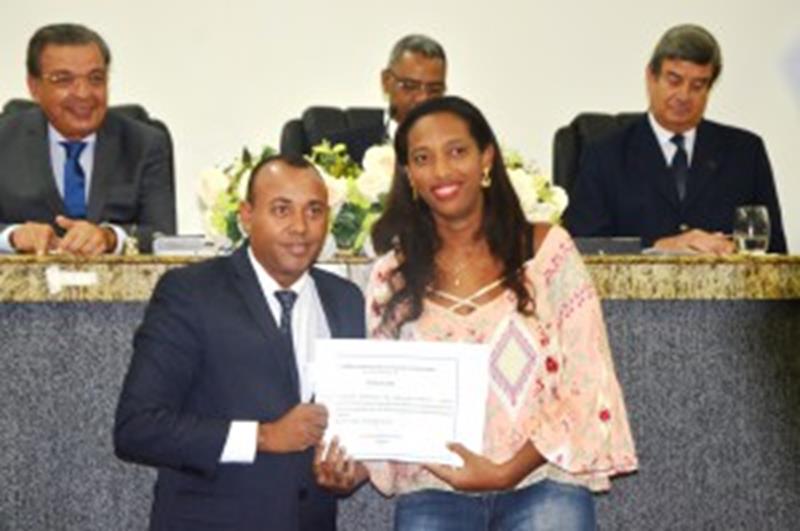 Vereador Fabiano da Van e a assistente social, Kenia Lorena