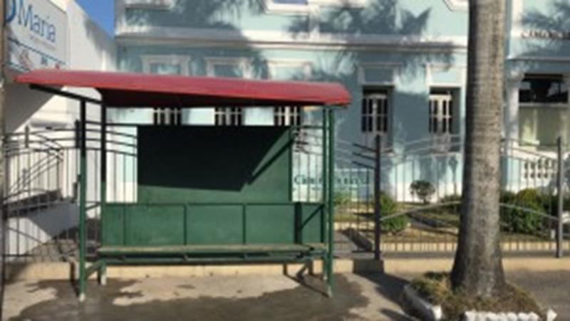 Prefeitura implanta ponto de ônibus em frente a Câmara Municipal, fechando a calçada / Foto Erivaldo Cabaceira